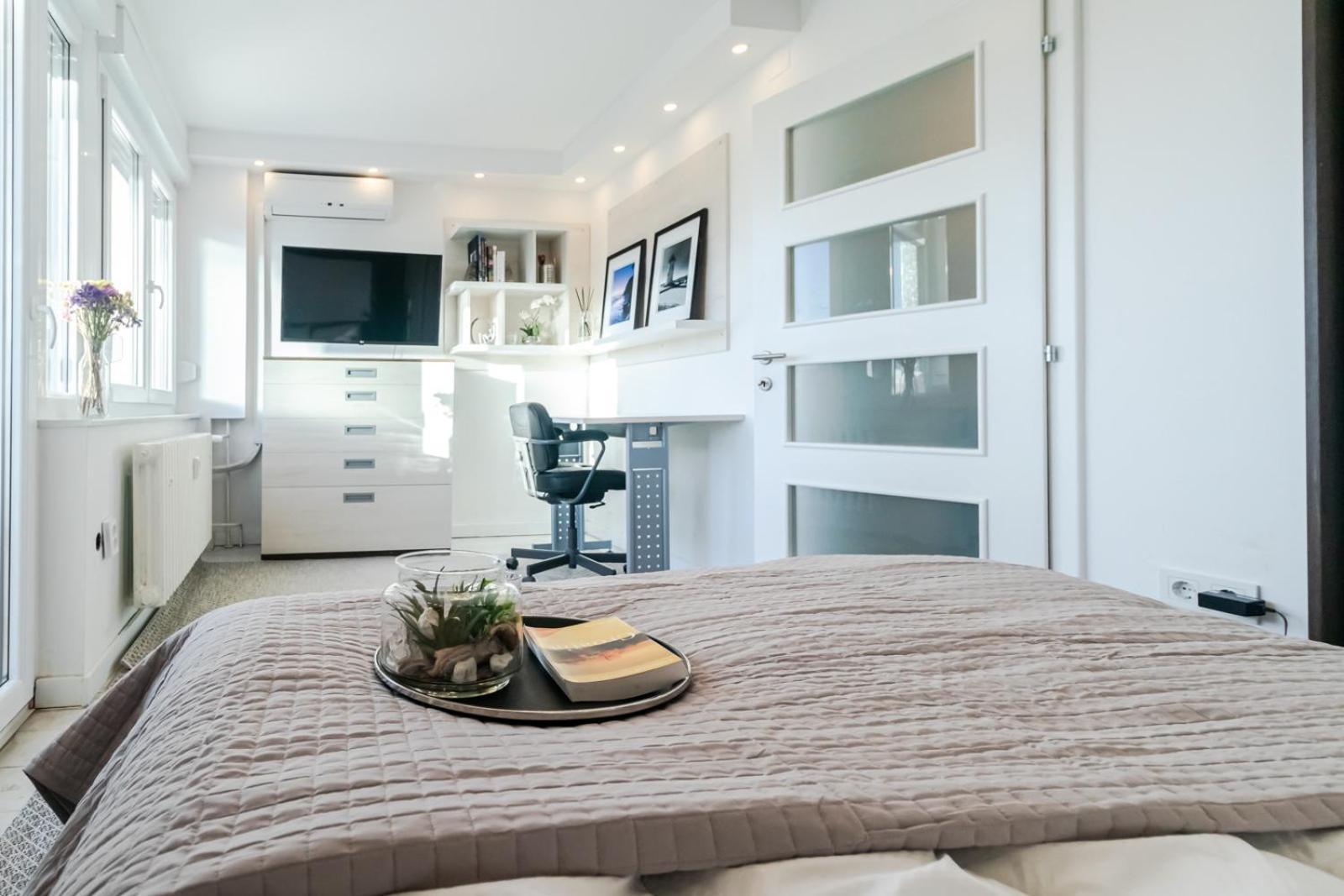 Apartment Terrace *